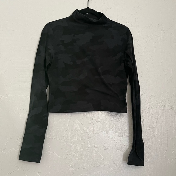 lululemon athletica Tops - LULULEMON gray camo Mock Neck Long Sleeve cropped Shirt top size 8